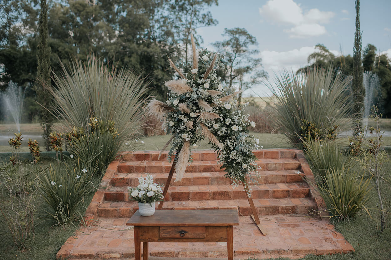 altar simples e rústico com capim dos pampas e flores brancas