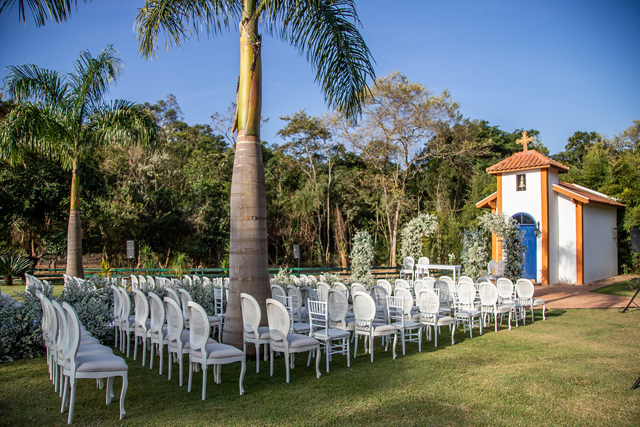 capela e cadeiras com cadeiras e flores brancas