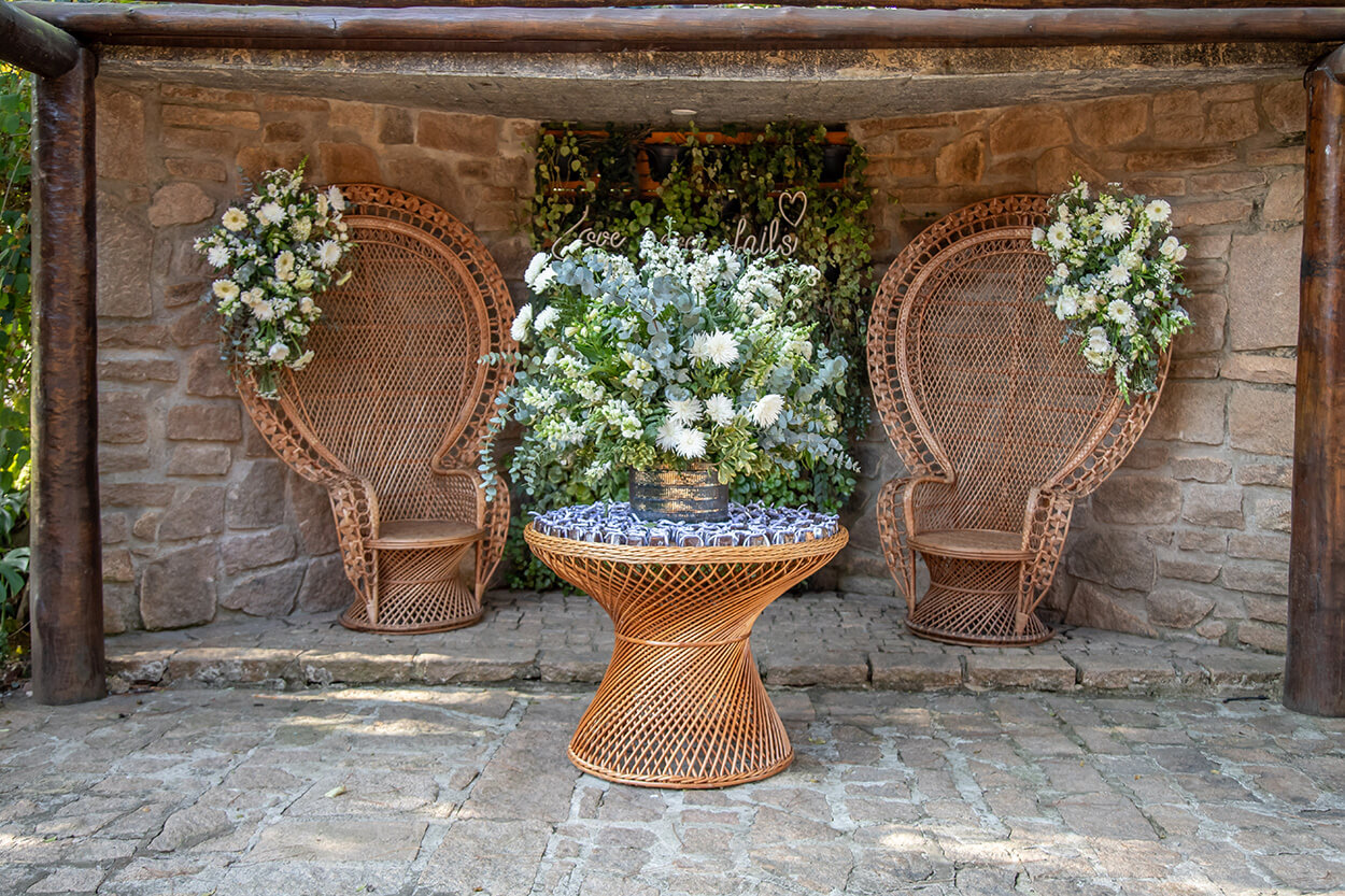 cadeira pavão com flores brancas
