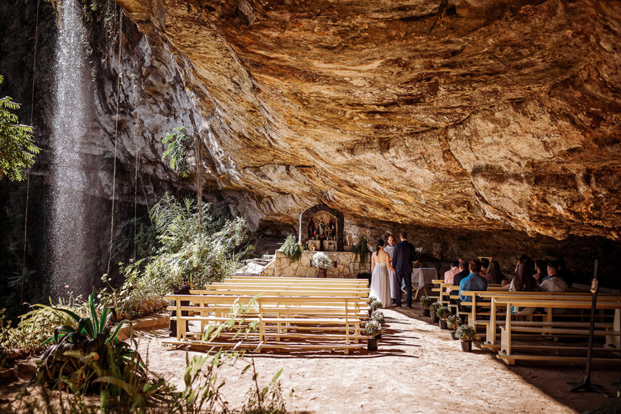 Casal transforma gruta escondida em capela ao ar livre