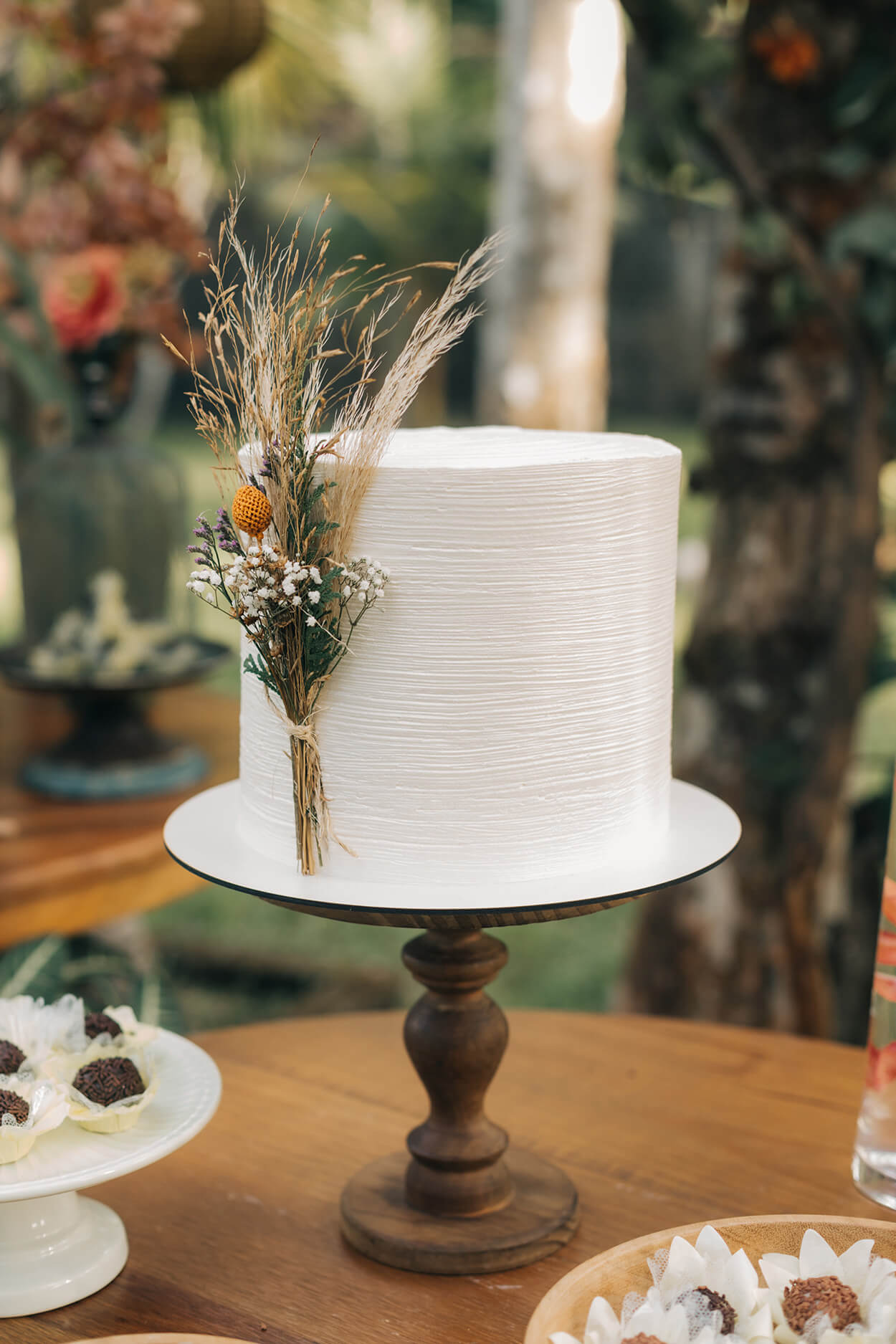 bolo de casamenot minimalista branco com ramo de capim dos pampas