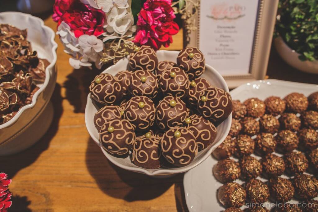 trufas decoradas em mesa de doces para casamento