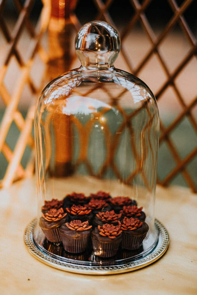 mini cupcake de chocolate decorando a mesa de doces para casamento