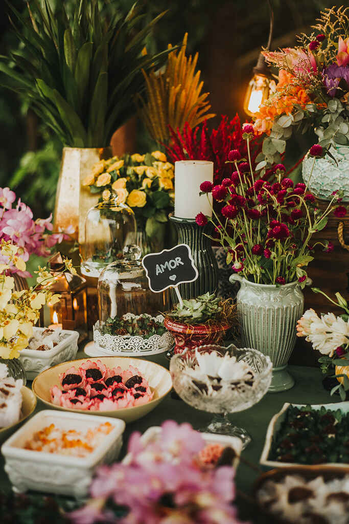 mesa de doces para casamento com flores coloridas