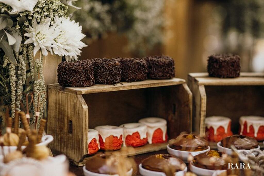 mini bolo em mesa de doces para casamento em caixa de madeiras