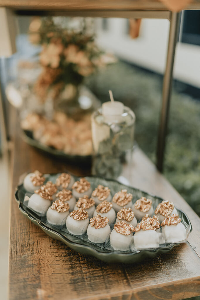 camafeu branco servido em uma bandeja em mesa de doces para casamento