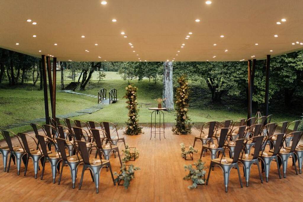 cerimônia de casamento com cadeiras modernas em espaço na natureza