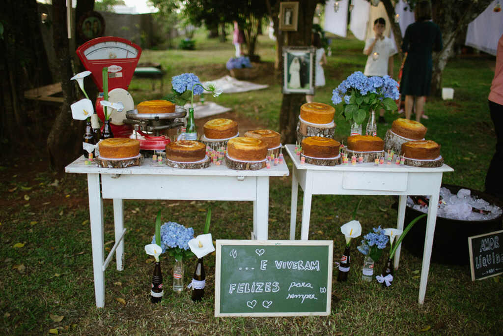 mesa de doces para casamento com bolos caseiros e itens antigos
