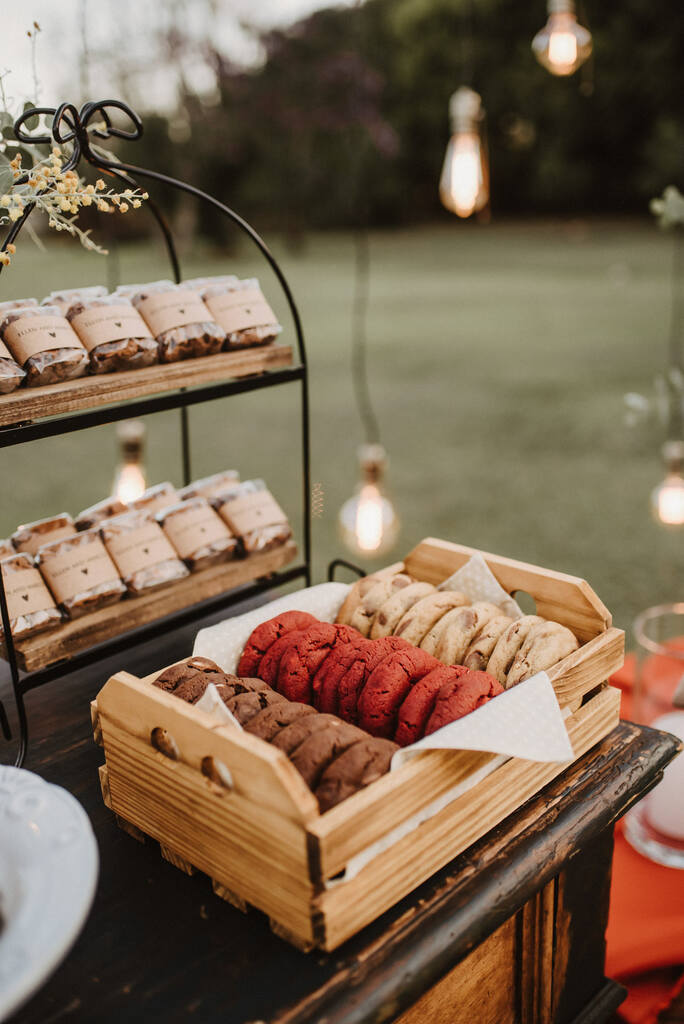 cookies dispostos em um caixa de madeira para servir em mesa de doces para casamento