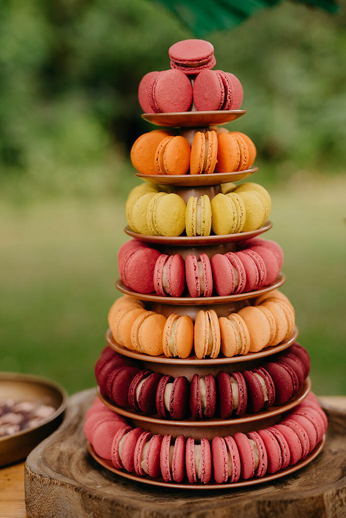 macarons em pilhados em mesa de doces para casamento