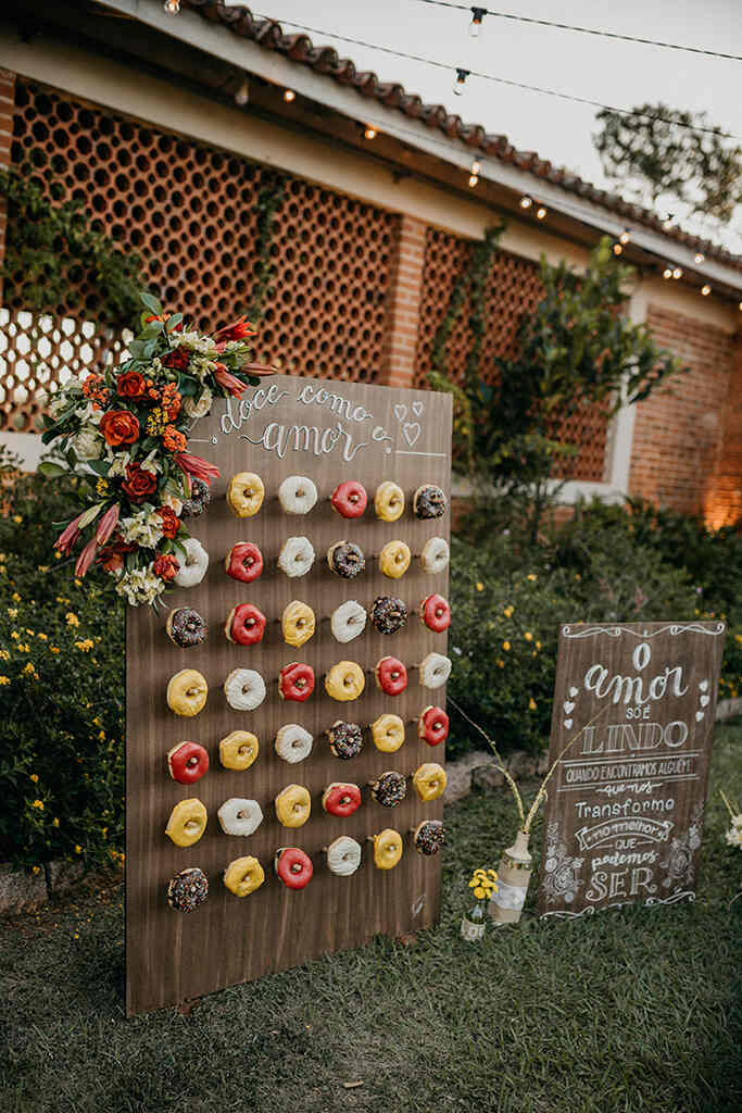 painel de donuts para doce de casamento