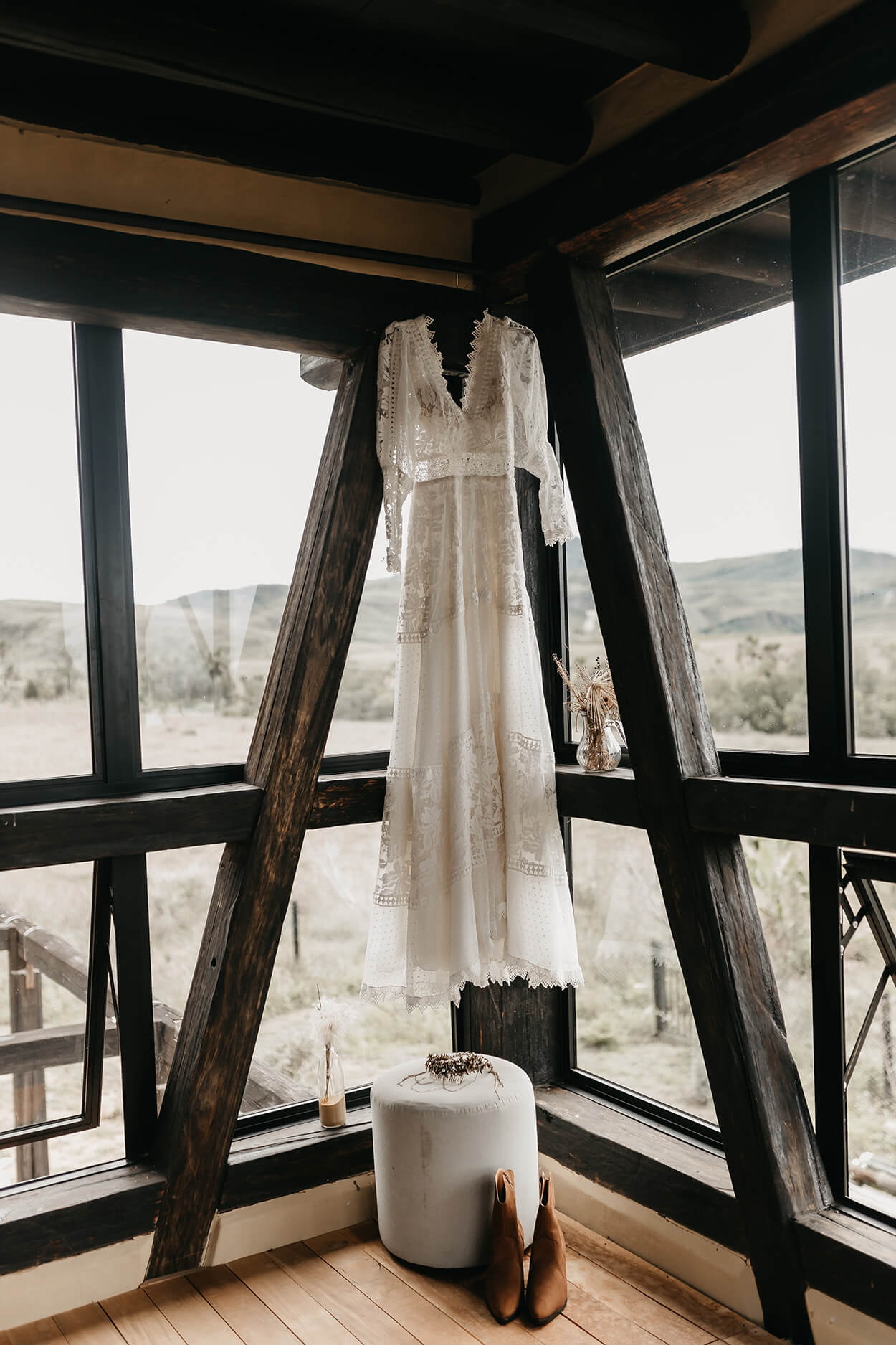 vestido de noiva pendurado na janela