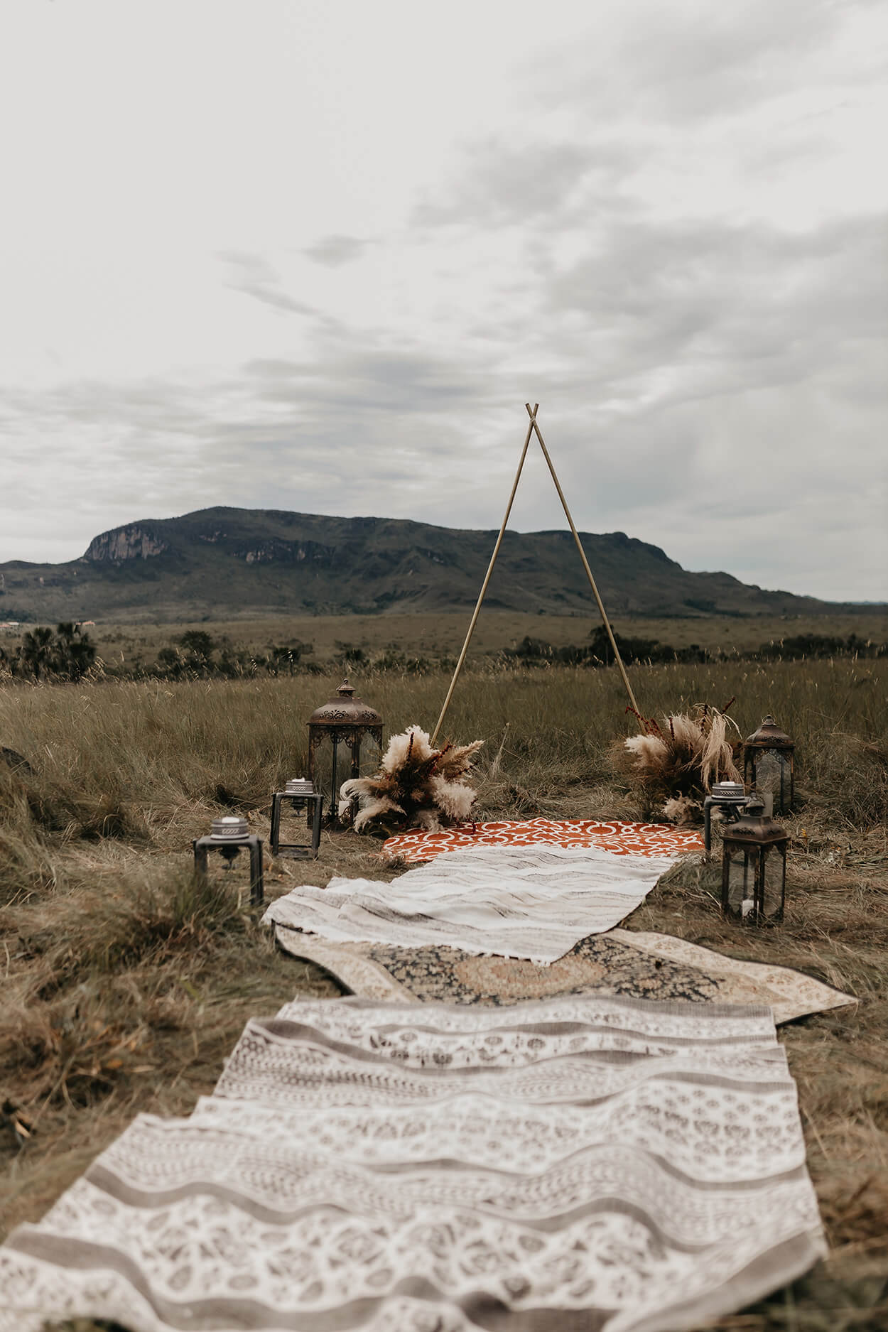 tapetes folk no campo com altar simples boho