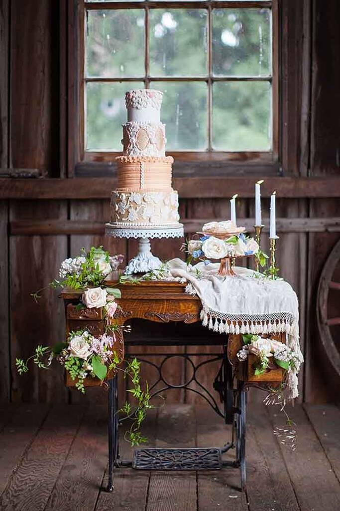 mesa de doces para casamento simples com velas