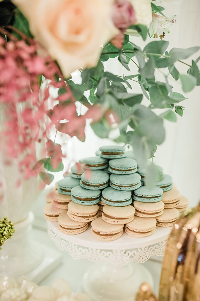 pilha de macarons em mesa de doces para casamento