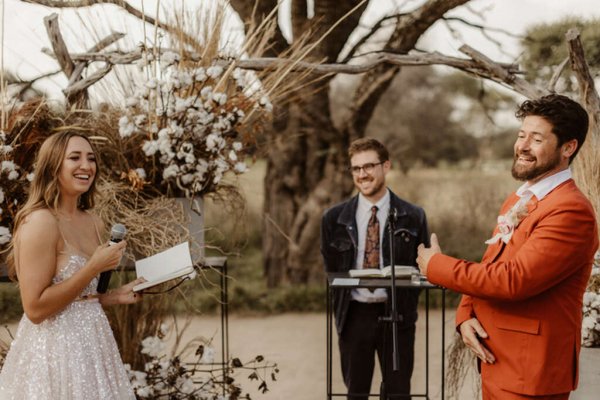 capa post: noiva lendo os votos de casamento para noivo