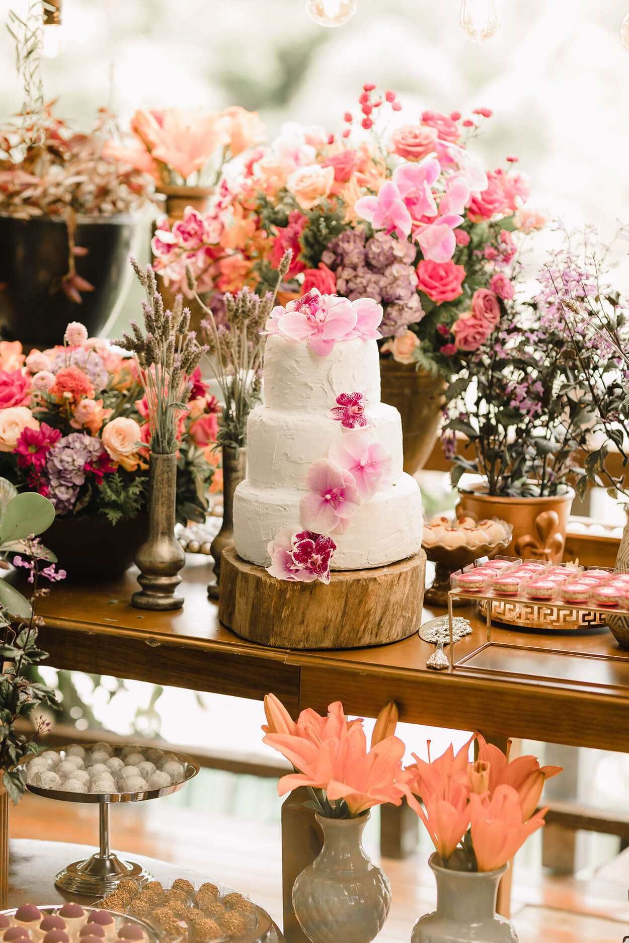 bolo de casamento branco com flores rosas