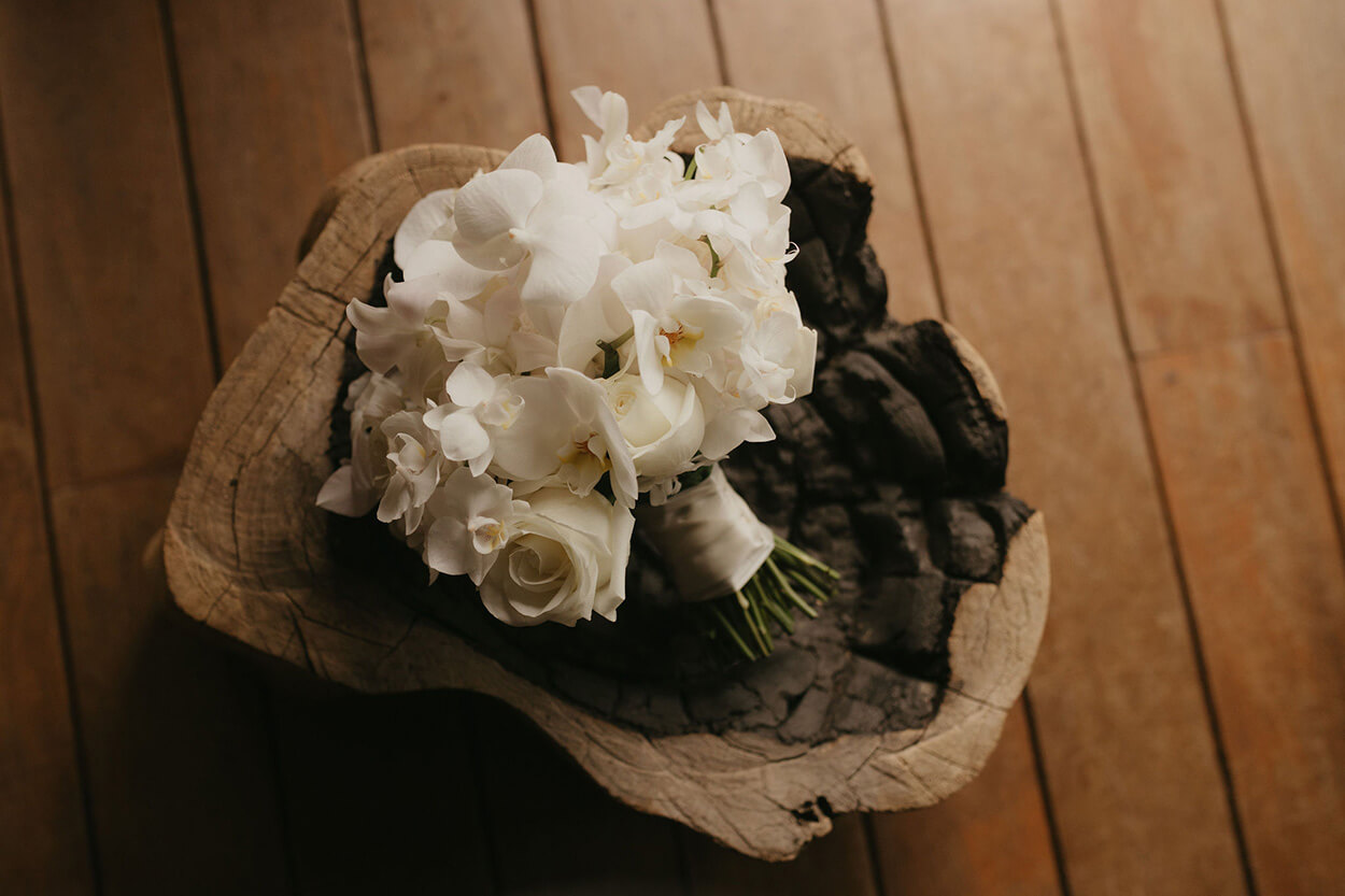 buquê com flores brancas e rosas