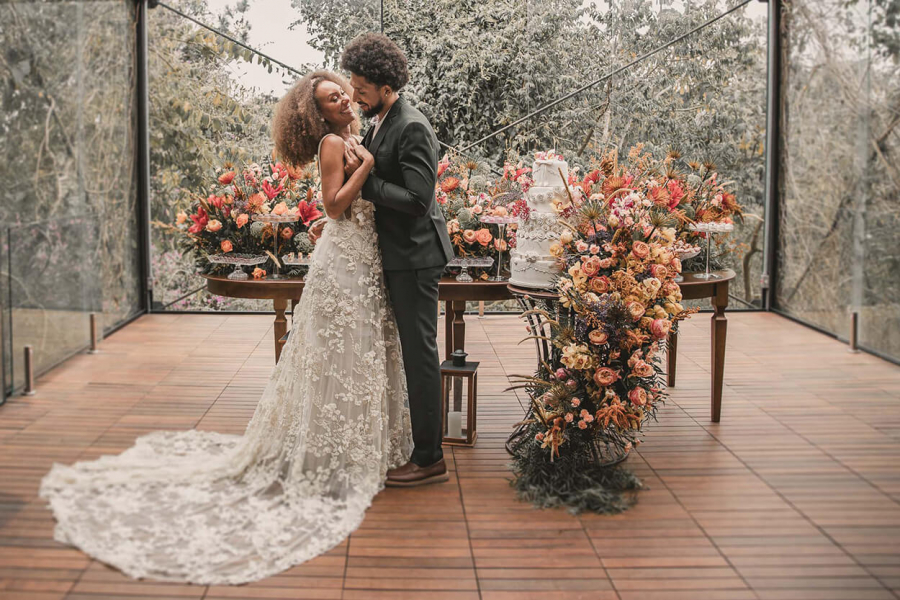 Celebrando o amor com clima boho romântico no campo