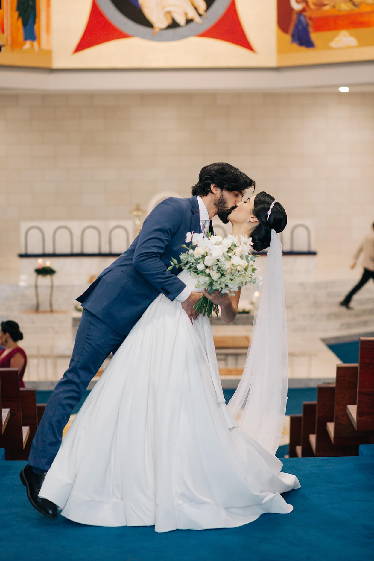 noivo beijando a noiva na igreja 