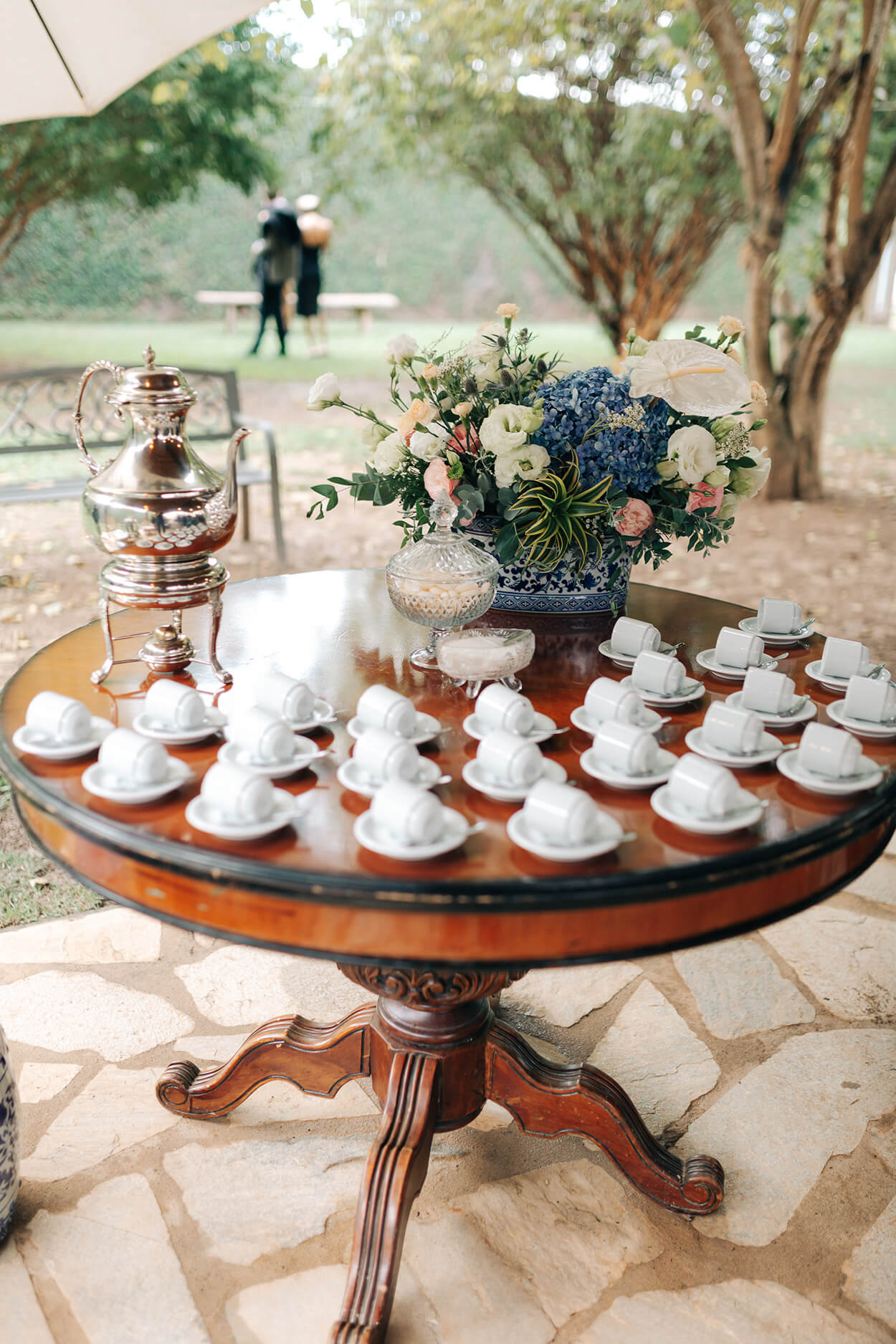 mesa de madeira marrom com xícaras brancas para café