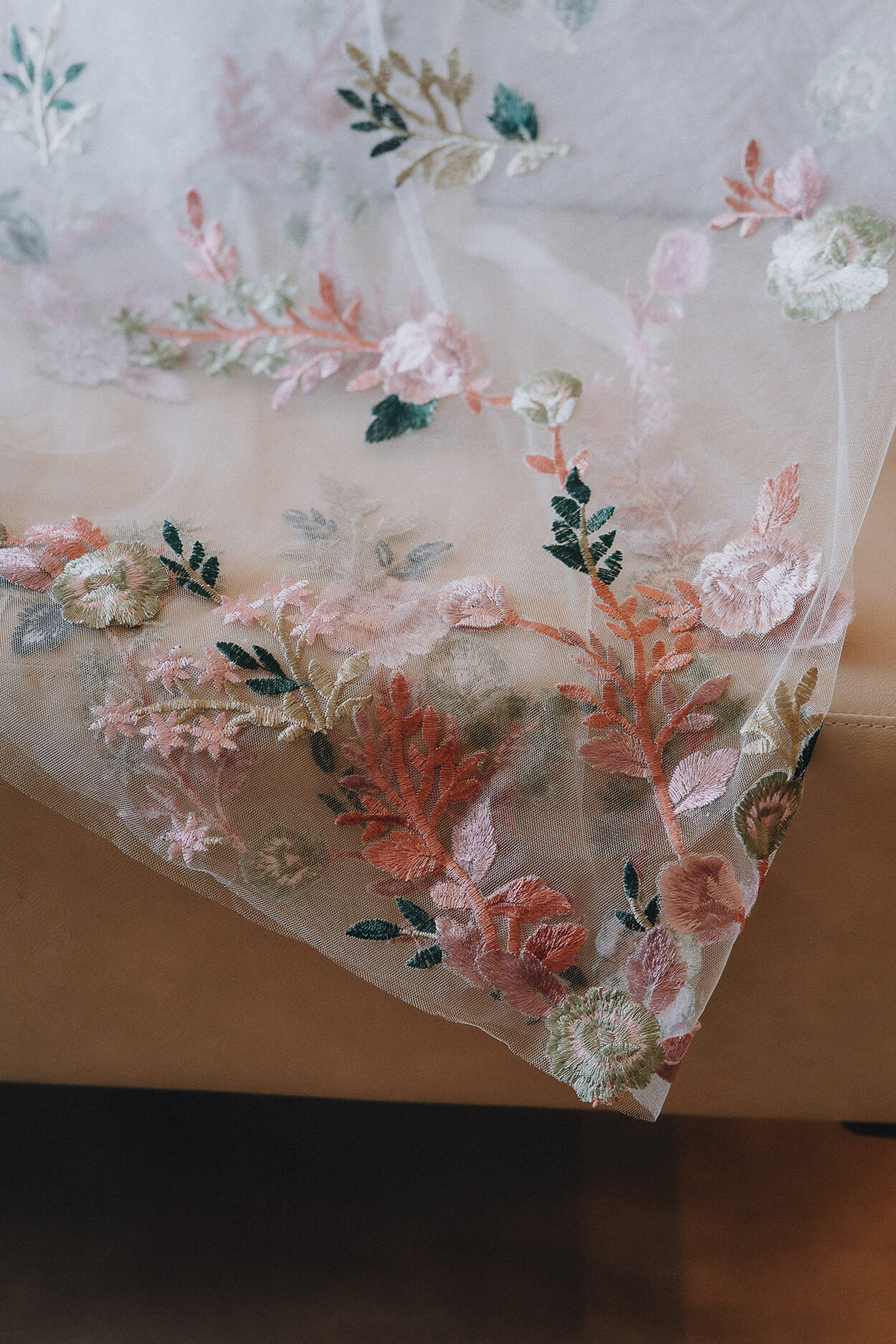 barra do vestido de noiva com cordado com flores coloridas