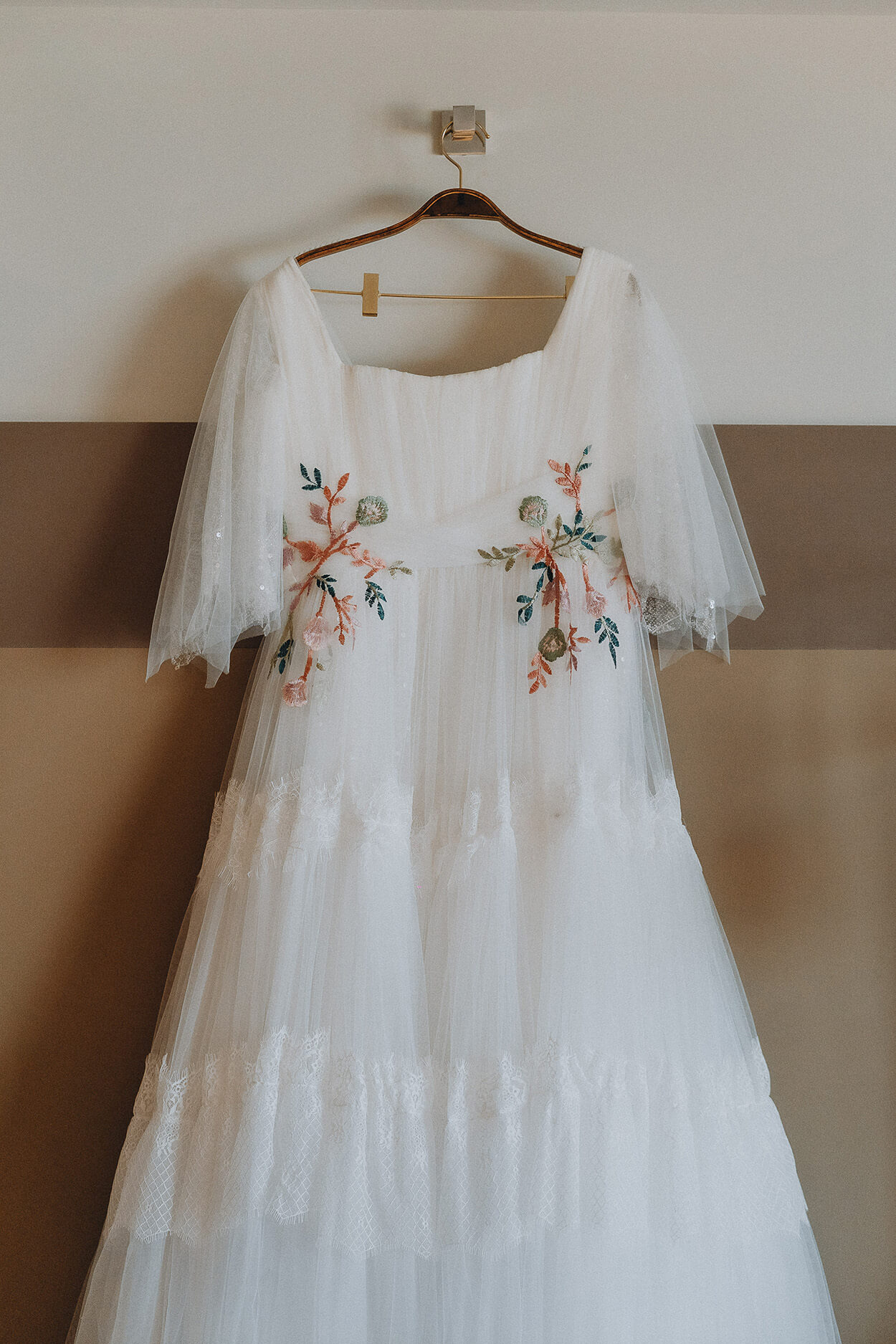 vestido de noiva com bordado na cintura com flores coloridas e mangas de tule