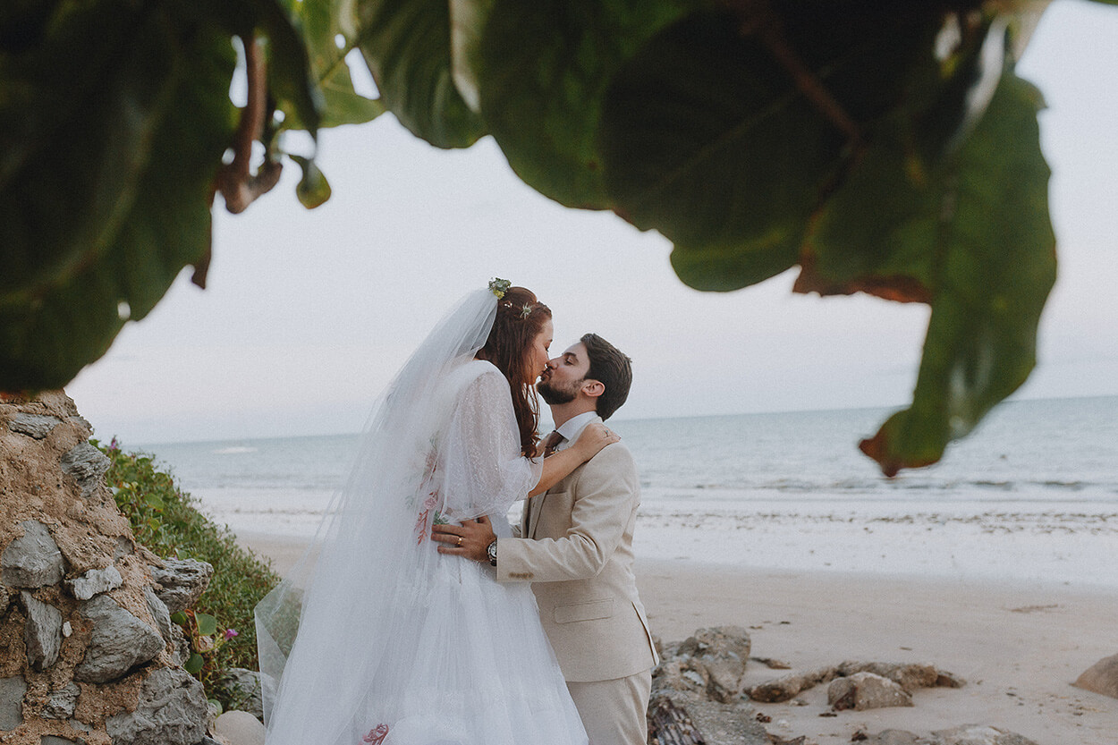 noivos se beiajndo na praia