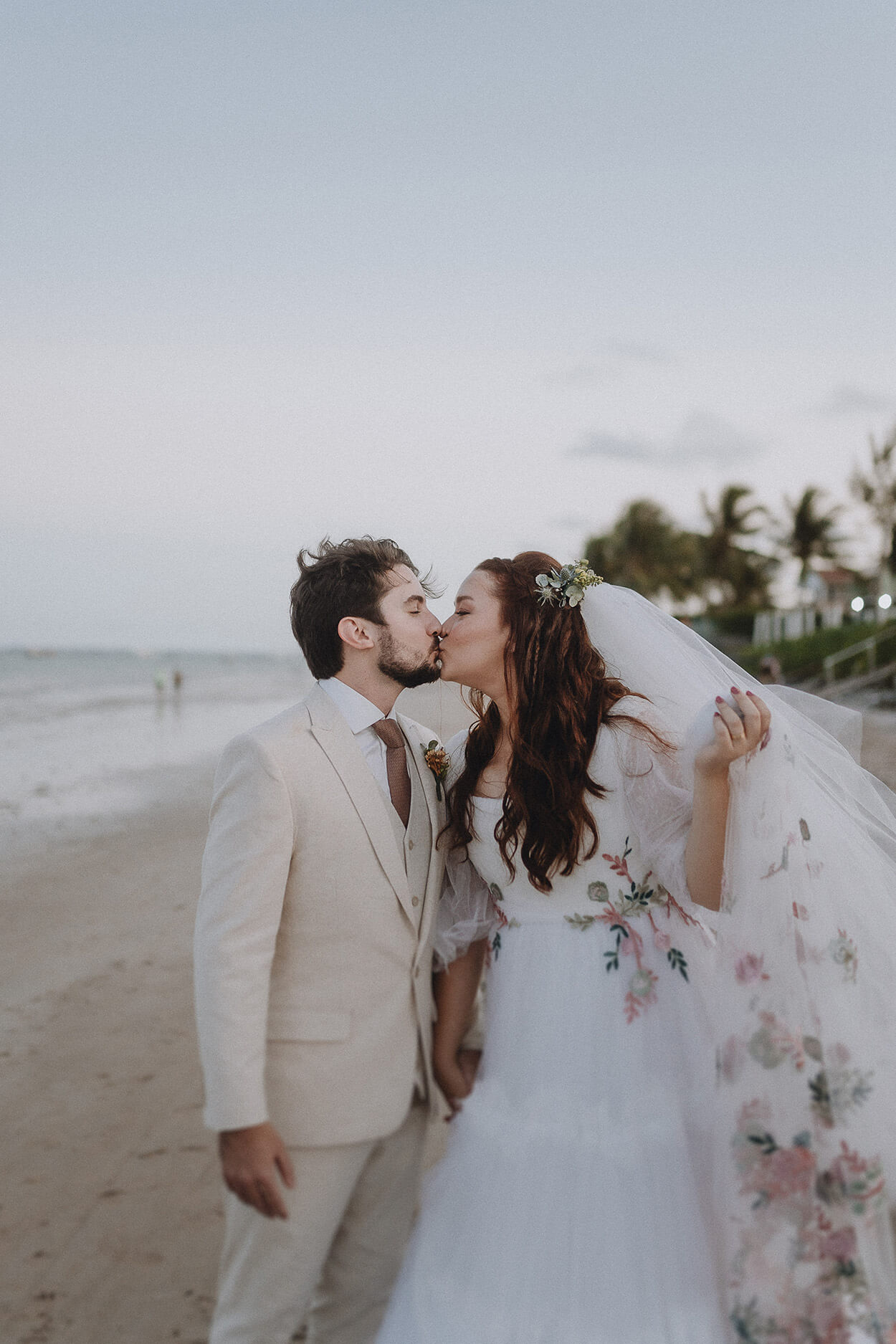 noivos se beiajndo na praia
