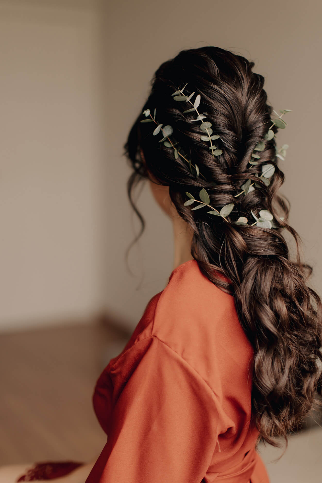 mulher com rob terracota com penteado com torcidinhos e folhas