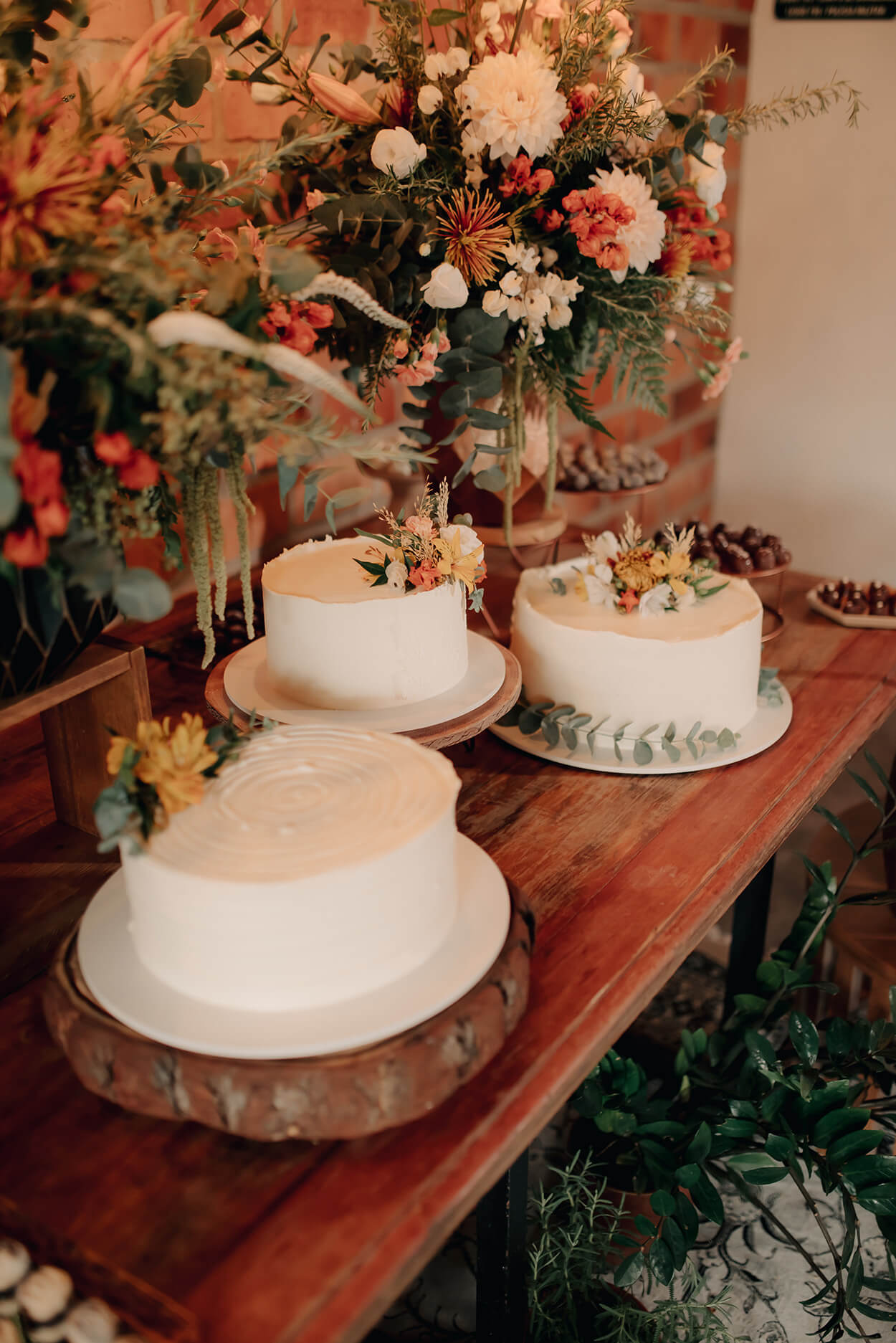 mesa com trio de bolos de casamento branco simples