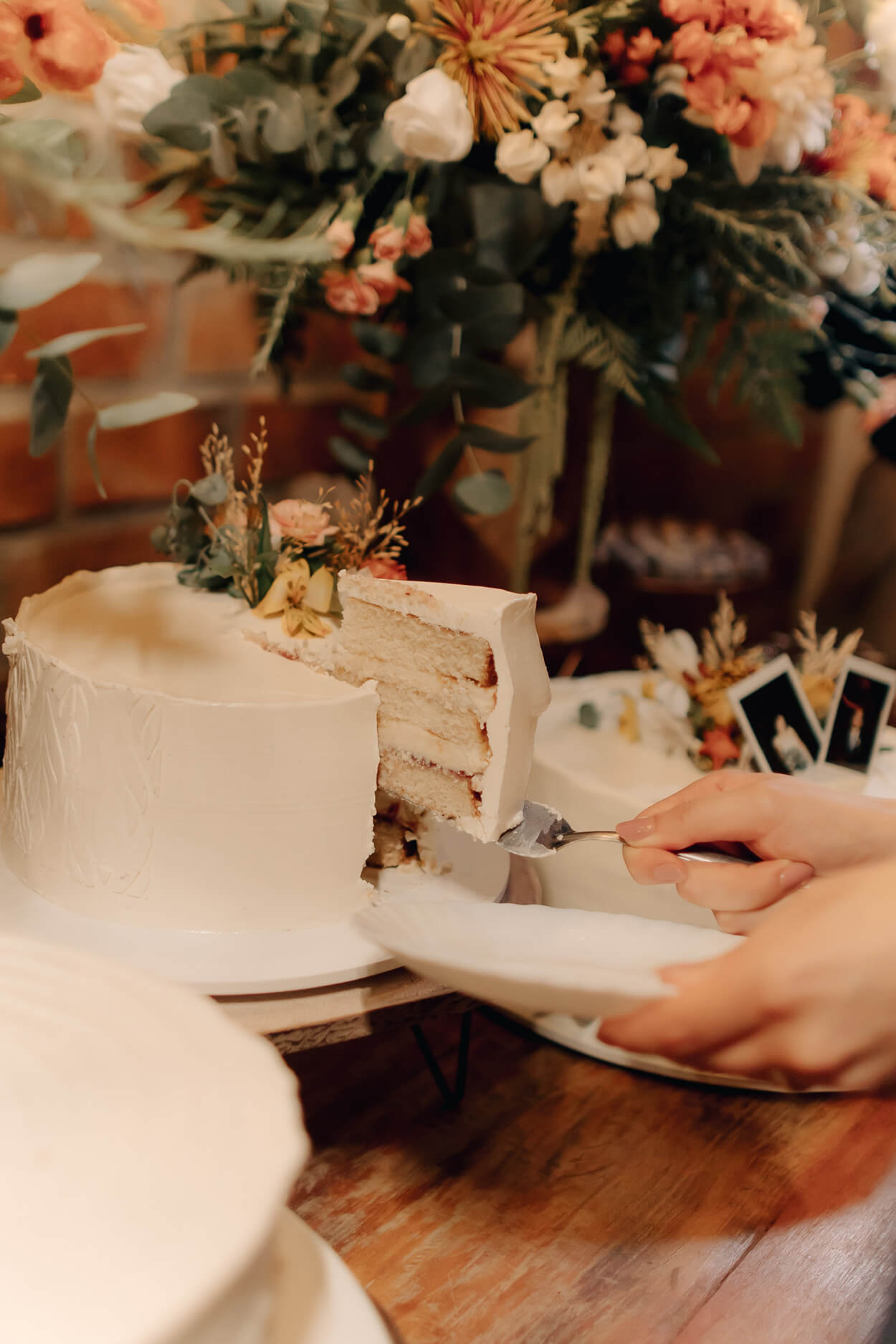 pessoa cortando o bolo de casamento branco