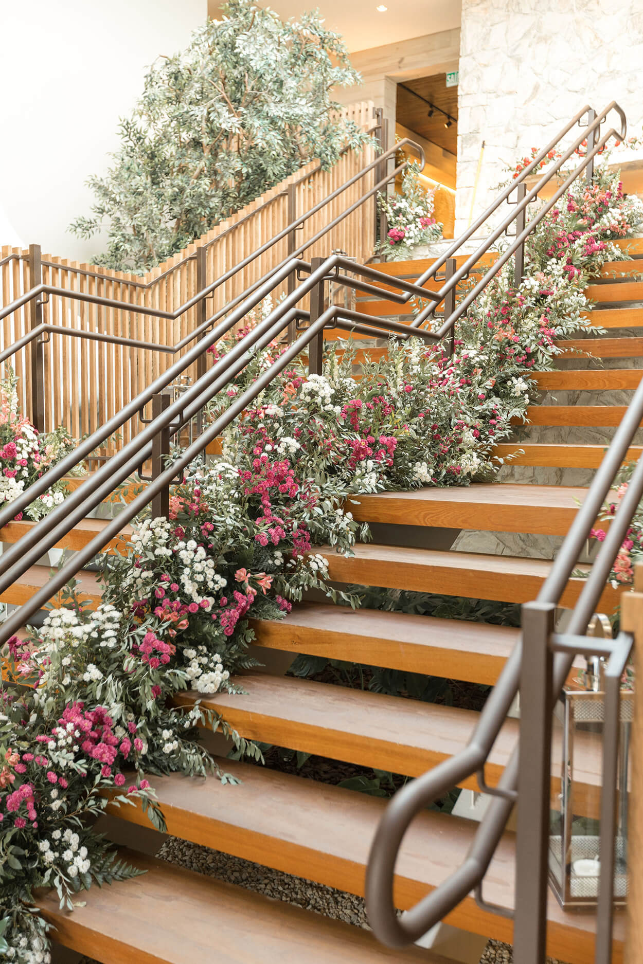 Escada de madeira decorada com flores brancas e cor de rosa