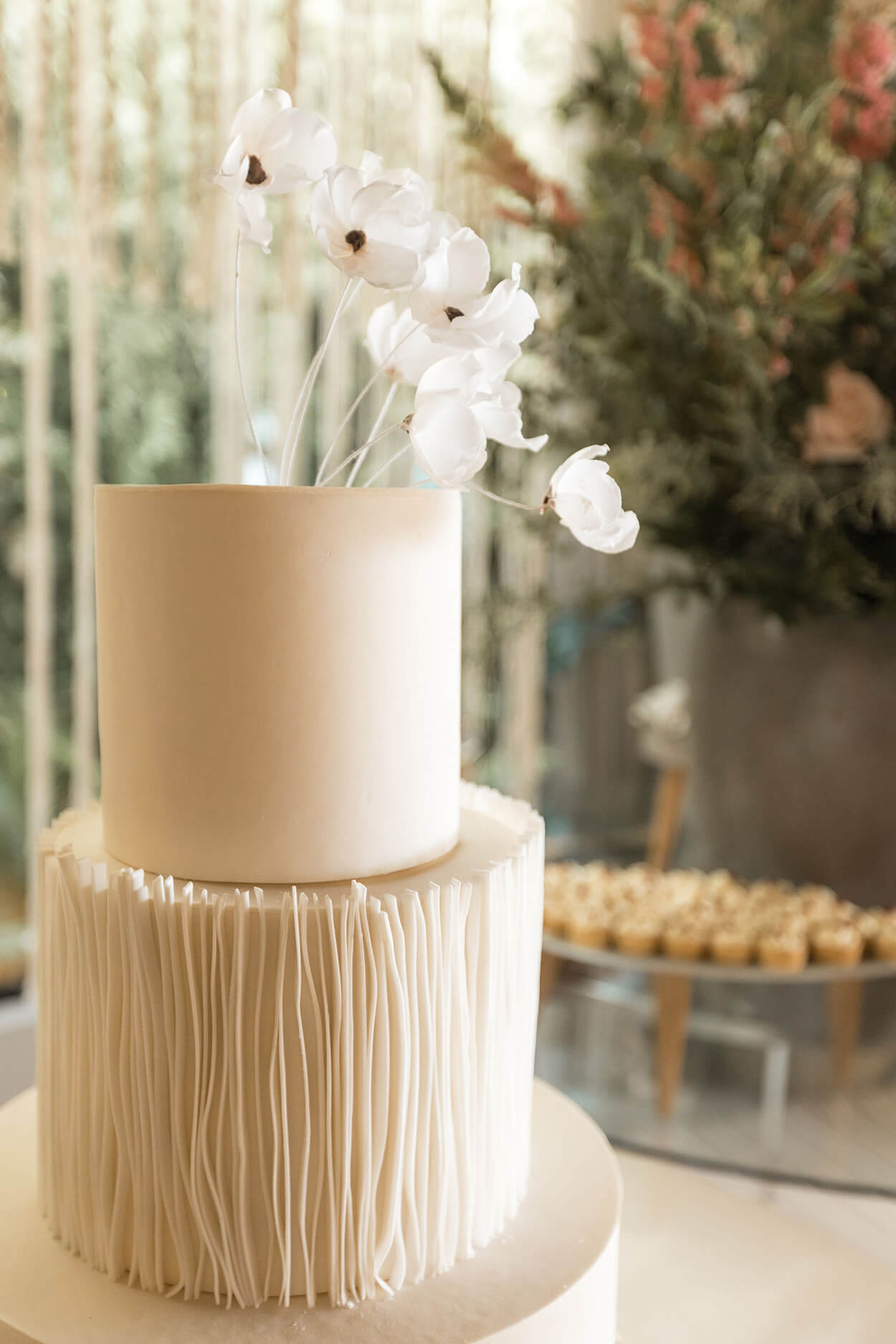 bolo de casamento branco moderno com dois andares
