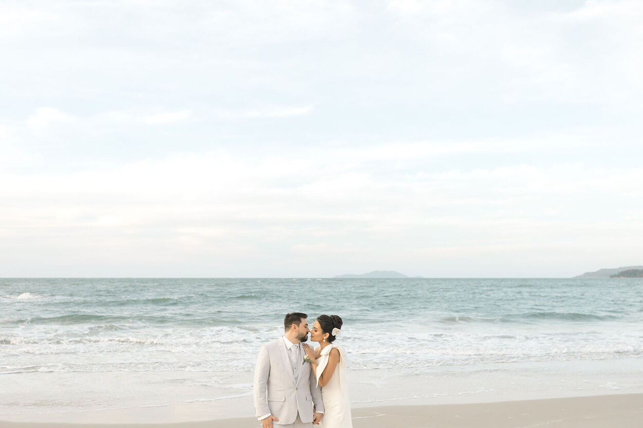 noivos prestes a se beijar à beira mar de praia em florianopolis