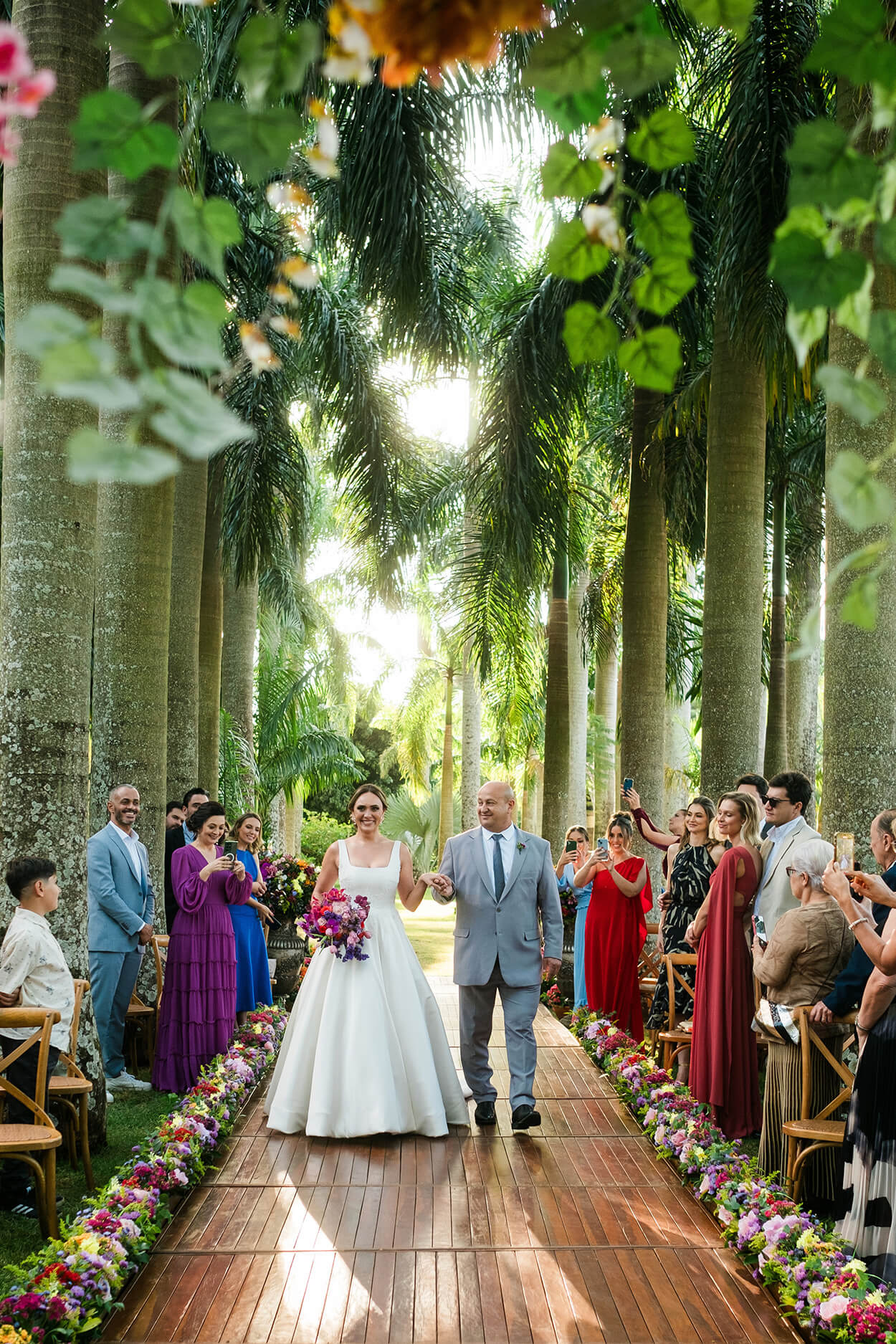 entrada da noiva com buquê colorido com o pai com terno cinza