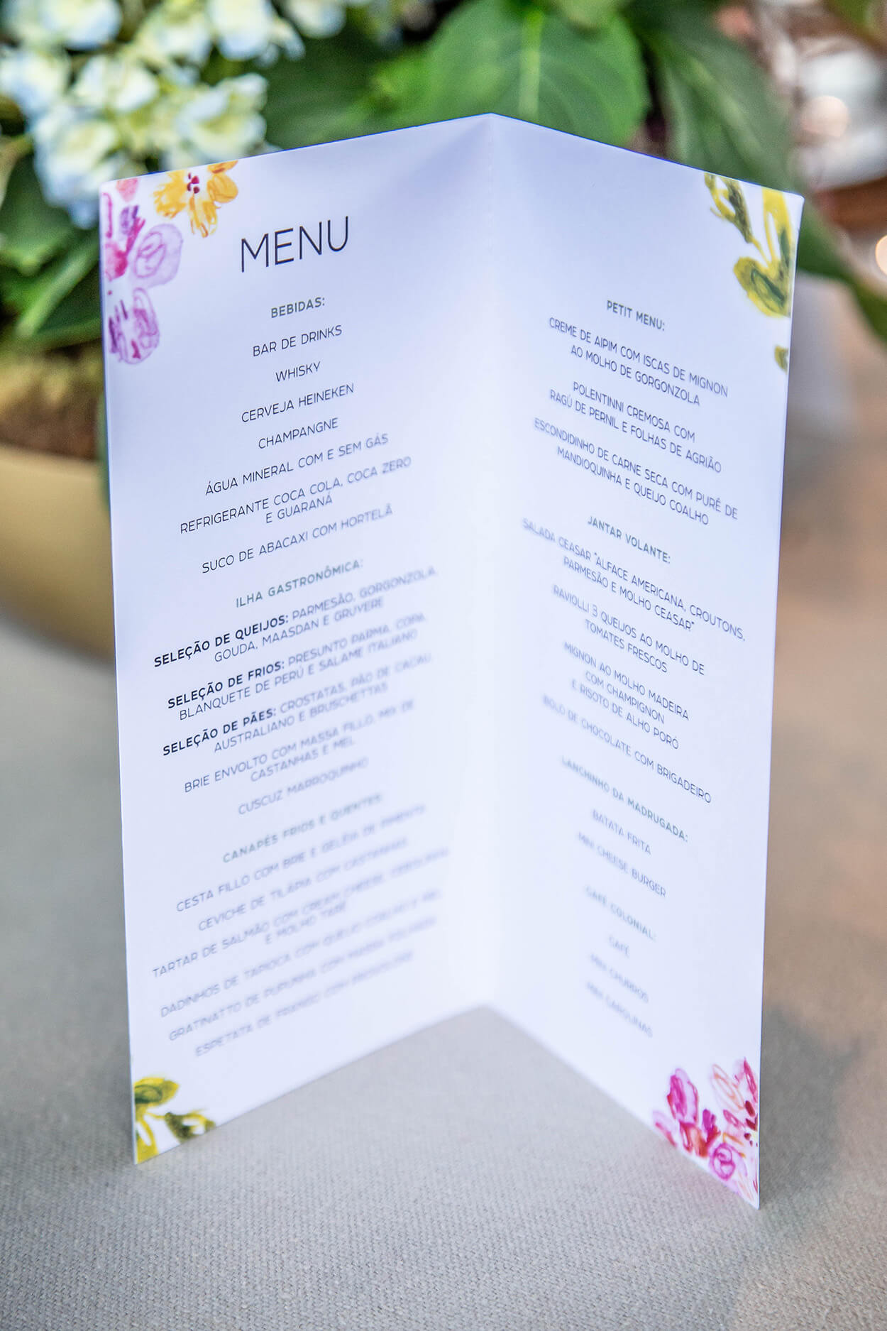 menu branco com desenho de flores nos cantos