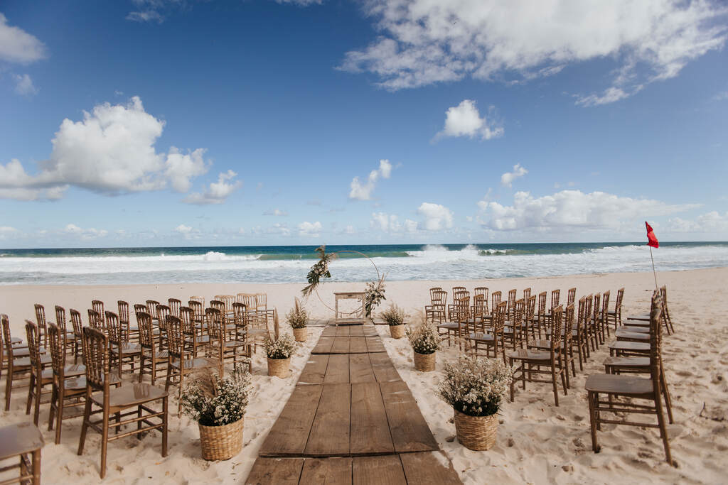 altar boho para casamento na praia 