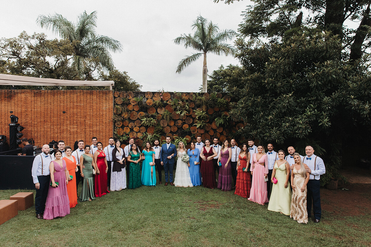 noivos ao lado das madrinhas com vestidos coloridos