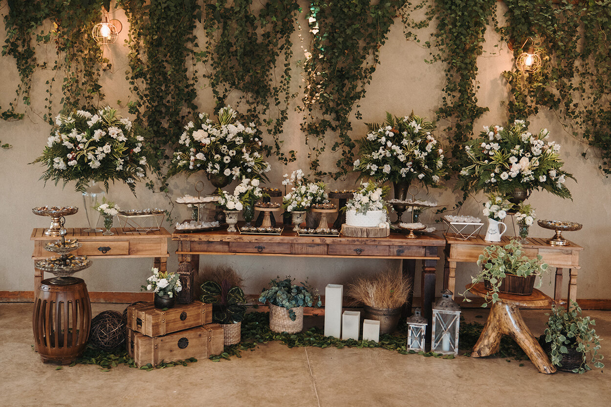 mesa do bolo de casamento com arranjos de flores