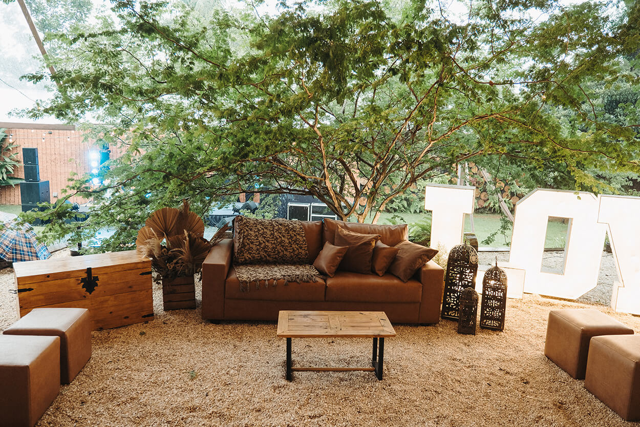 lounge ao ar livre com sofá marrom