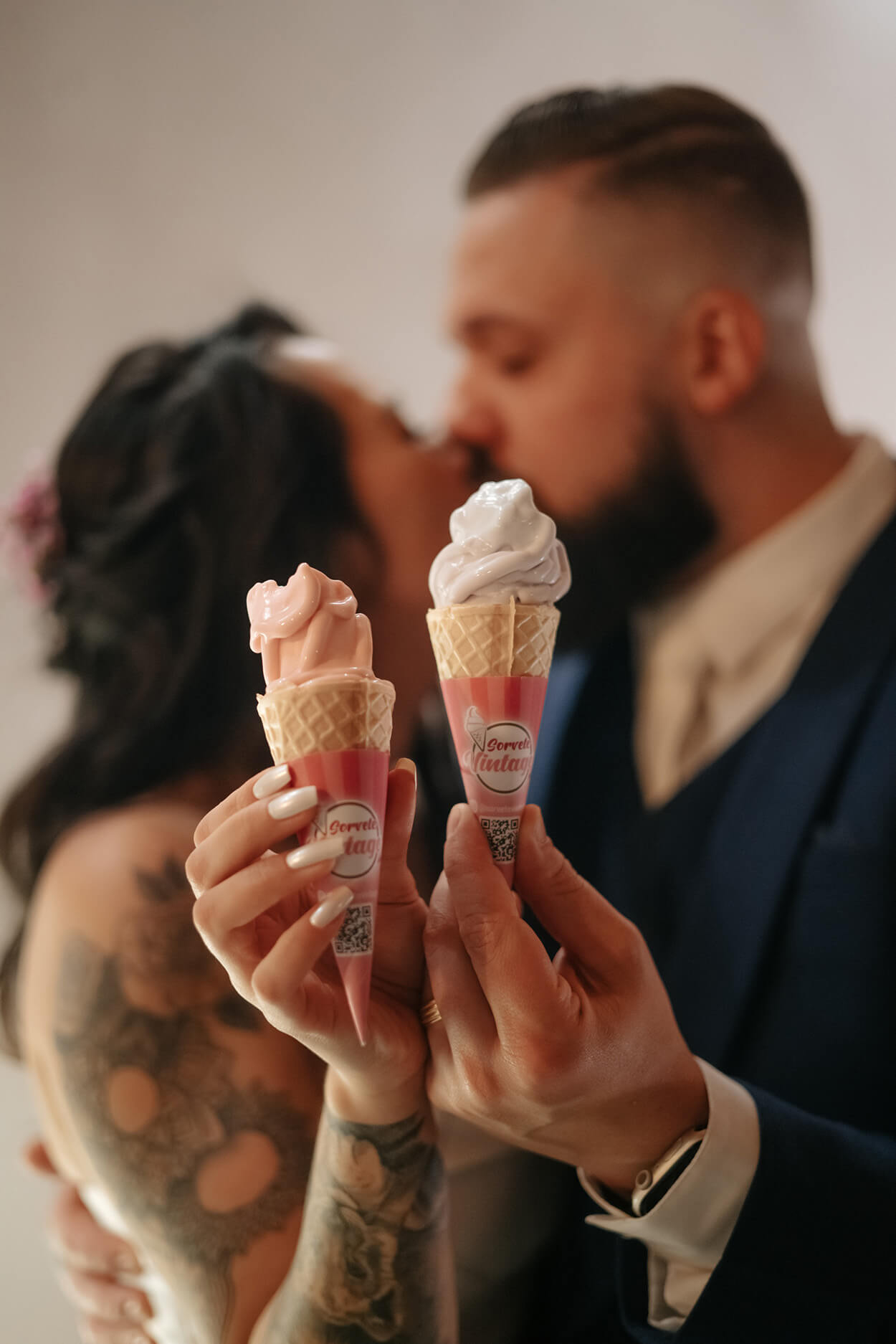 casal se beijando enquanto seguram sorvetes
