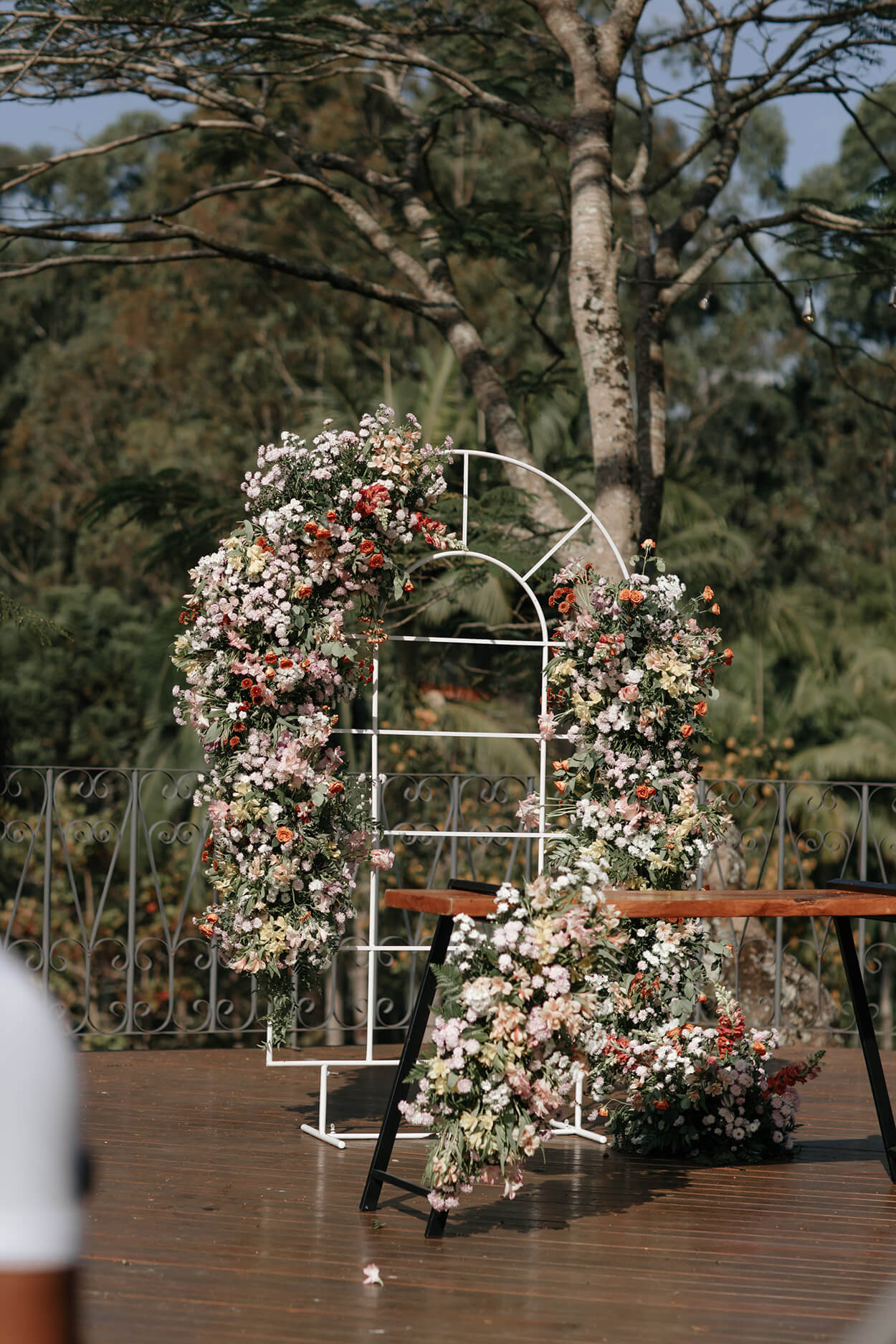 altar com flores brancas e rosas