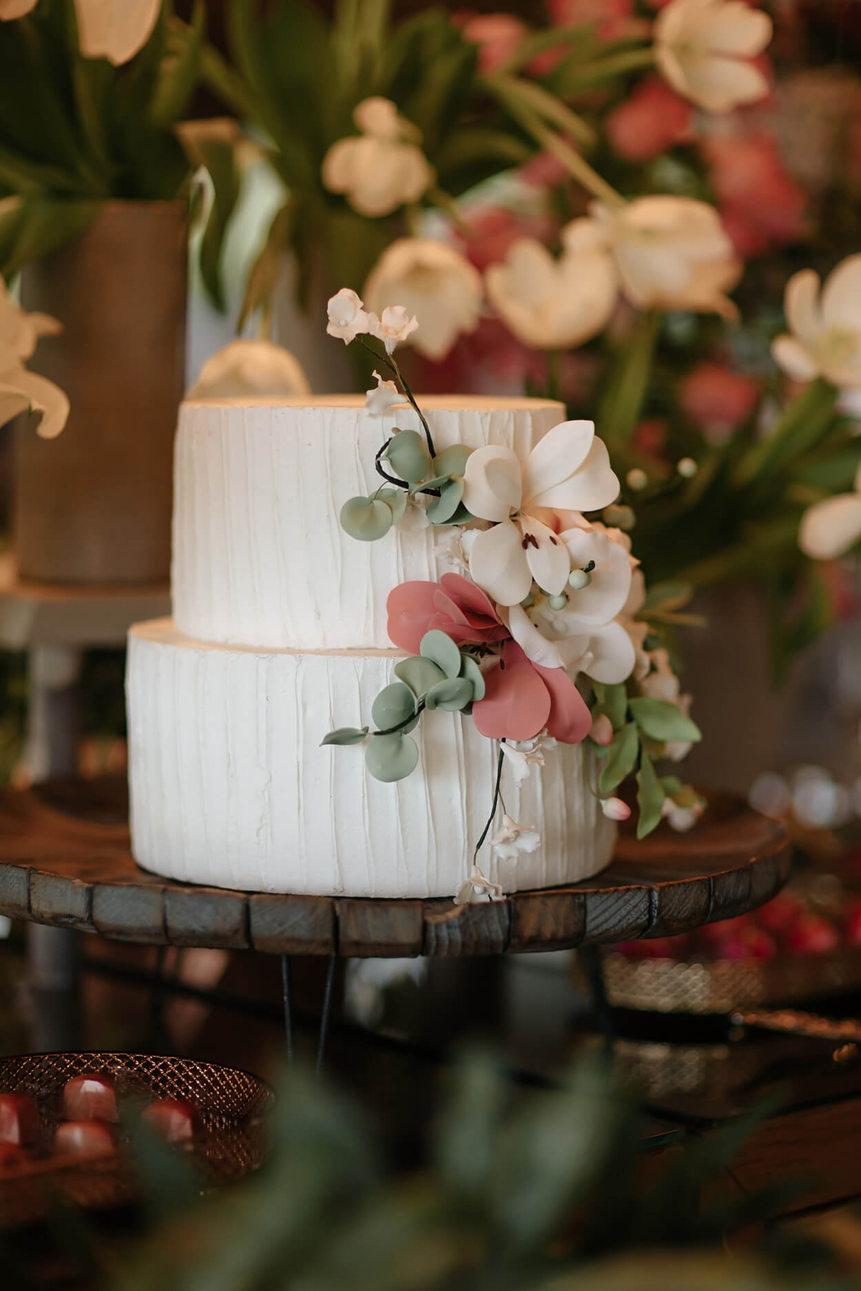 bolo de casamento branco com textura e flores no tpo rosas e brancas