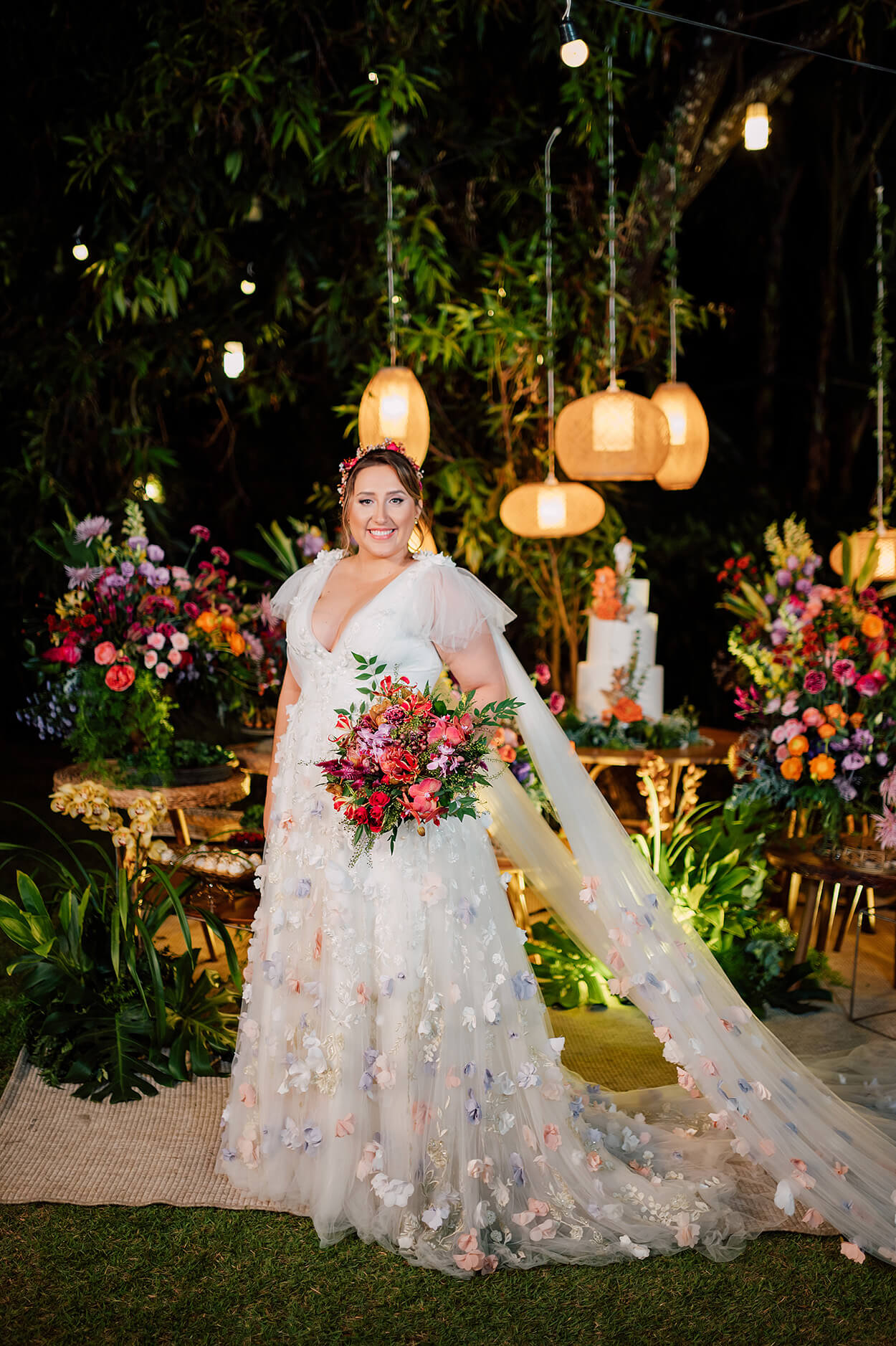 noiva com vestido de noiva com aplique de flores coloridas e capa 