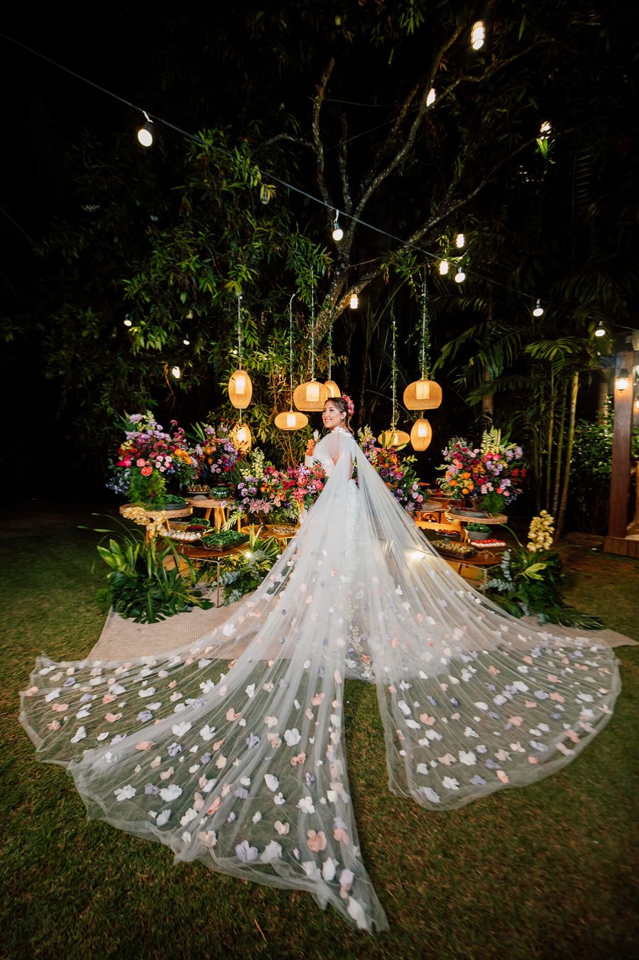 Noiva escolhe vestido com mais de 3.000 flores coloridas feitas à mão!