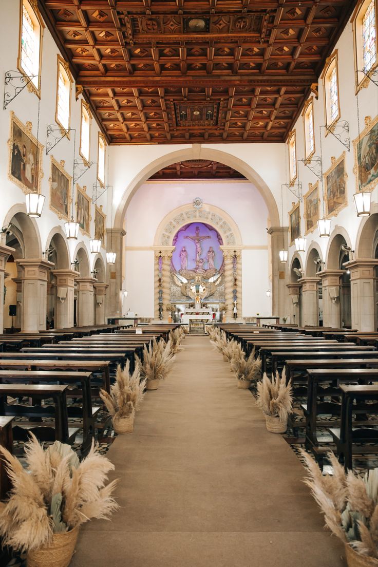 Decoração de igreja boho chic rústico com capim dos pampas no caminho e banco preto