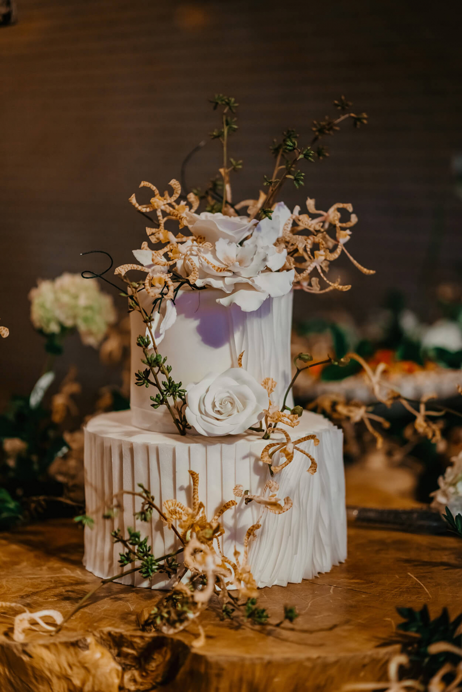 bolo de casamento branco com dois andares com flores brancas