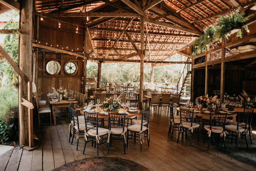 espaço de casamento com decoração rustica