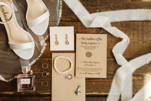 capa post: fotos com os acessórios da noiva: sapatos, joias, perfume, caderno de votos.